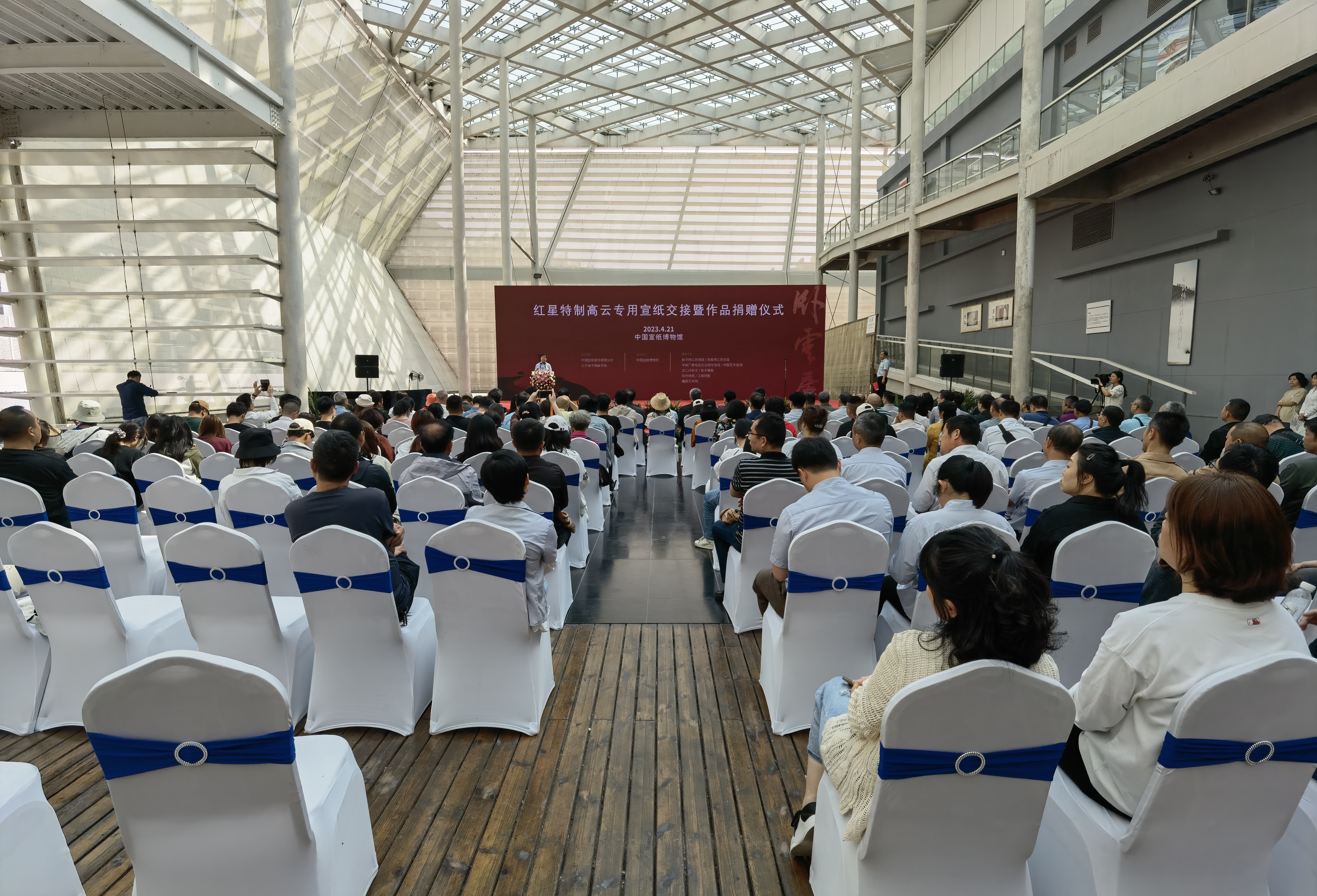 红星特制高云专用优发国际交接暨捐赠作品仪式在优发国际博物馆隆重举行