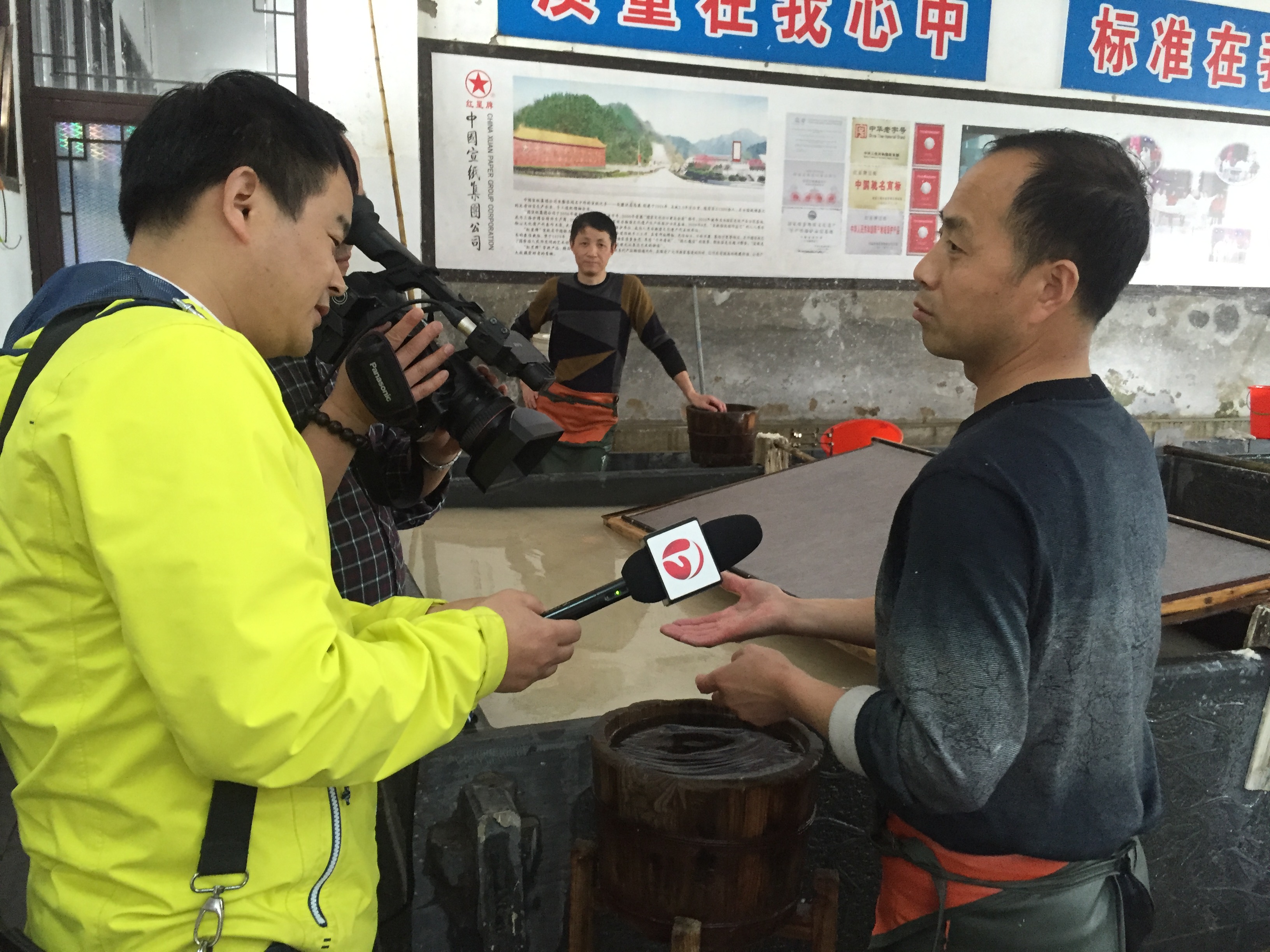 《第一时间》栏目采访优发国际工人周东红