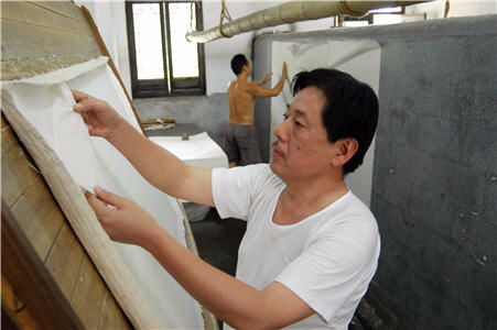 优发国际传统制作技艺唯一的国家级优发国际人邢春荣晒纸技艺